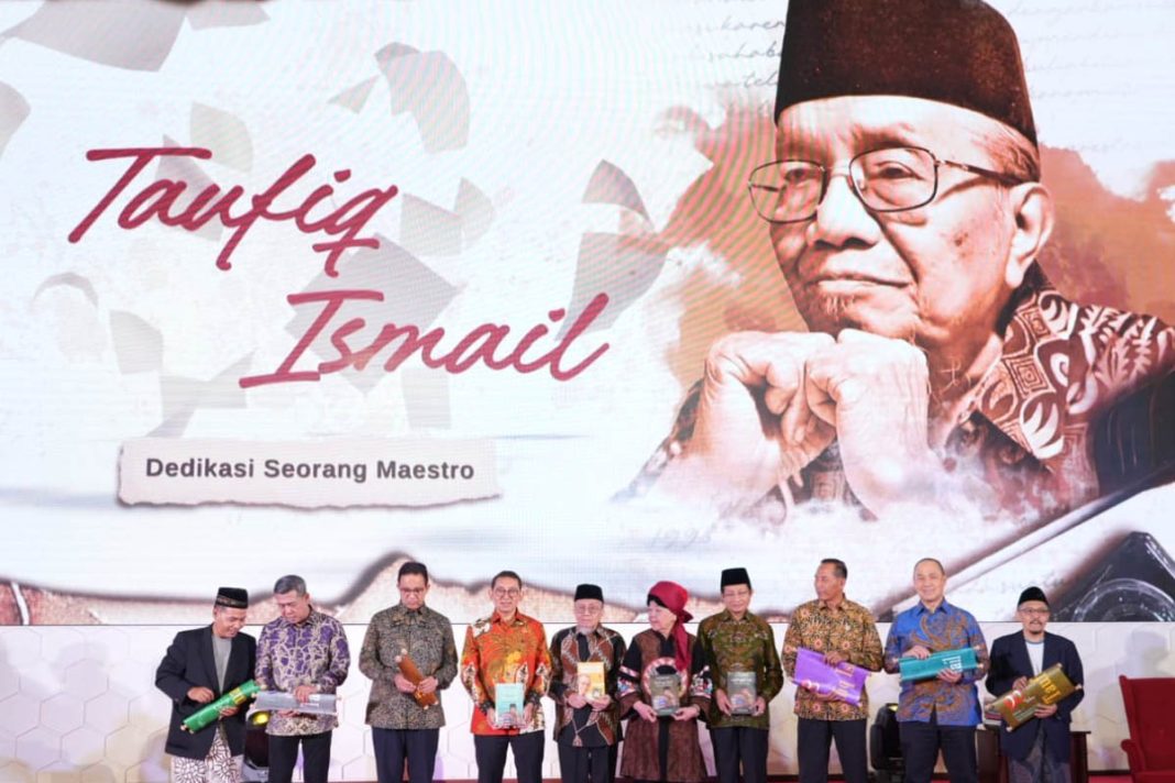 Para Tamu VVIP berfoto bersama Menteri Fadli Zon, Taufik Ismail dan Atik Ismail para tamu vvip berfoto bersama menteri fadli zon, taufik ismail dan atik ismail