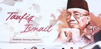 para tamu vvip berfoto bersama menteri fadli zon, taufik ismail dan atik ismail