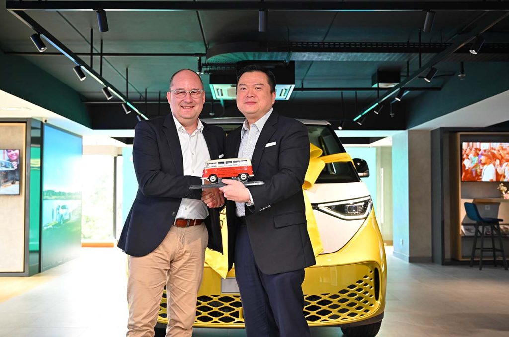 Perwakilan Board of Directors VW Nutzfahrzeuge memberik special gift kepada Volkswagen ID