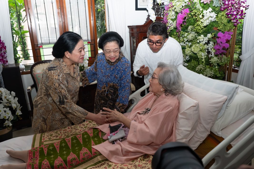 puan maharani dan megawati menghadiri syukuran ulang tahun t) ke 100 meriyati roeslani, istri kapolri legendaris hoegeng iman santoso
