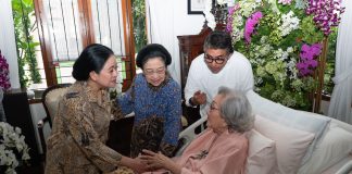 puan maharani dan megawati menghadiri syukuran ulang tahun t) ke 100 meriyati roeslani, istri kapolri legendaris hoegeng iman santoso