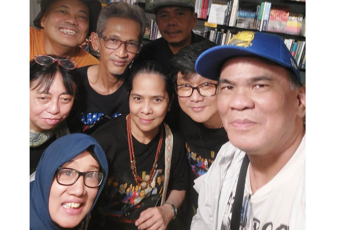 ratna, ika wahab, aria sungkono, denny mr, gideon momongan dan kawan kawan
