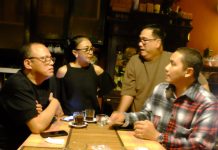 sebuah meja di rumah trie utami tempat beragamide sekaligus canda tertuang