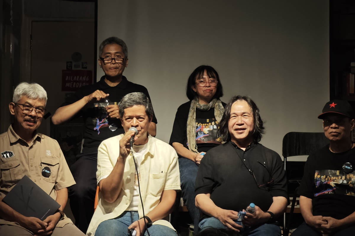 tiga personil karimata hadir di acara eluncuran buku yang digagas fans