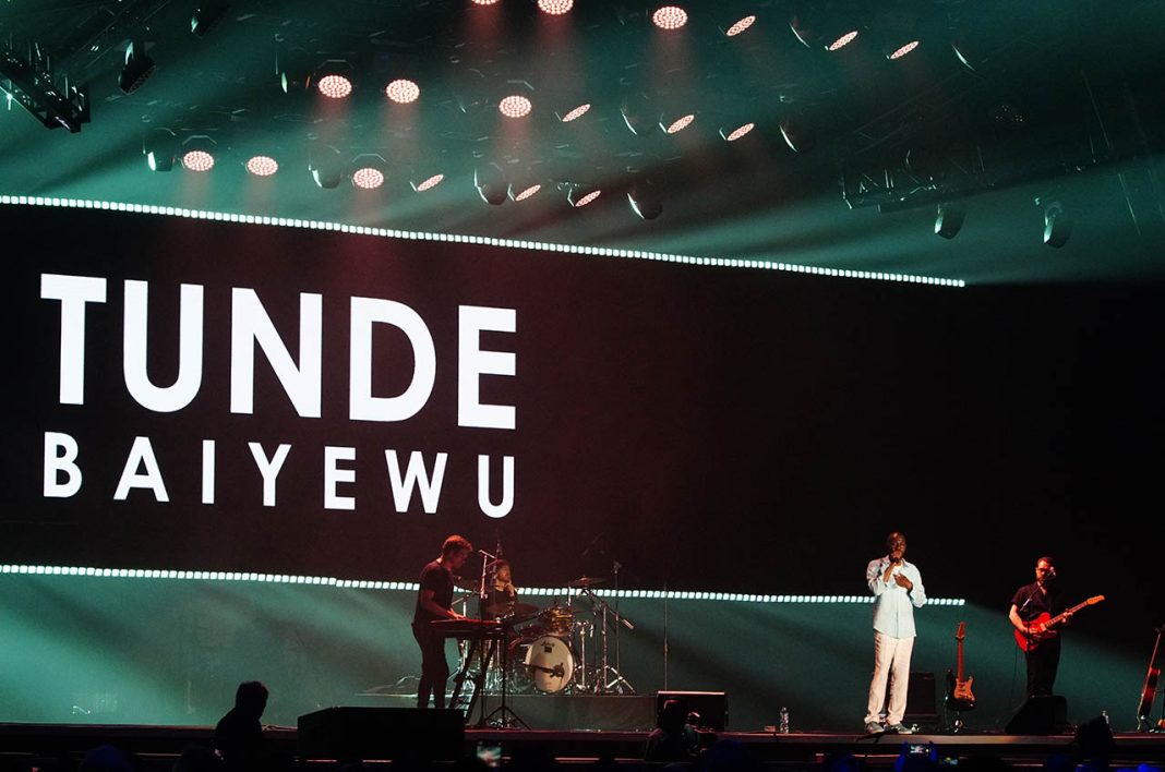 Dengan suara lembut dan penuh perasaan, Tunde Baiyewu sukses menciptakan suasana intim yang menyentuh hati ribuan penonton Java Jazz Festival 2025