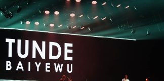 Dengan suara lembut dan penuh perasaan, Tunde Baiyewu sukses menciptakan suasana intim yang menyentuh hati ribuan penonton Java Jazz Festival 2025