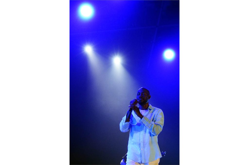 Tunde Baiyewu tampil memukau di panggung BNI Hall, membawakan lagu-lagu ikonik Lighthouse Family yang membalut malam dengan nuansa nostalgia