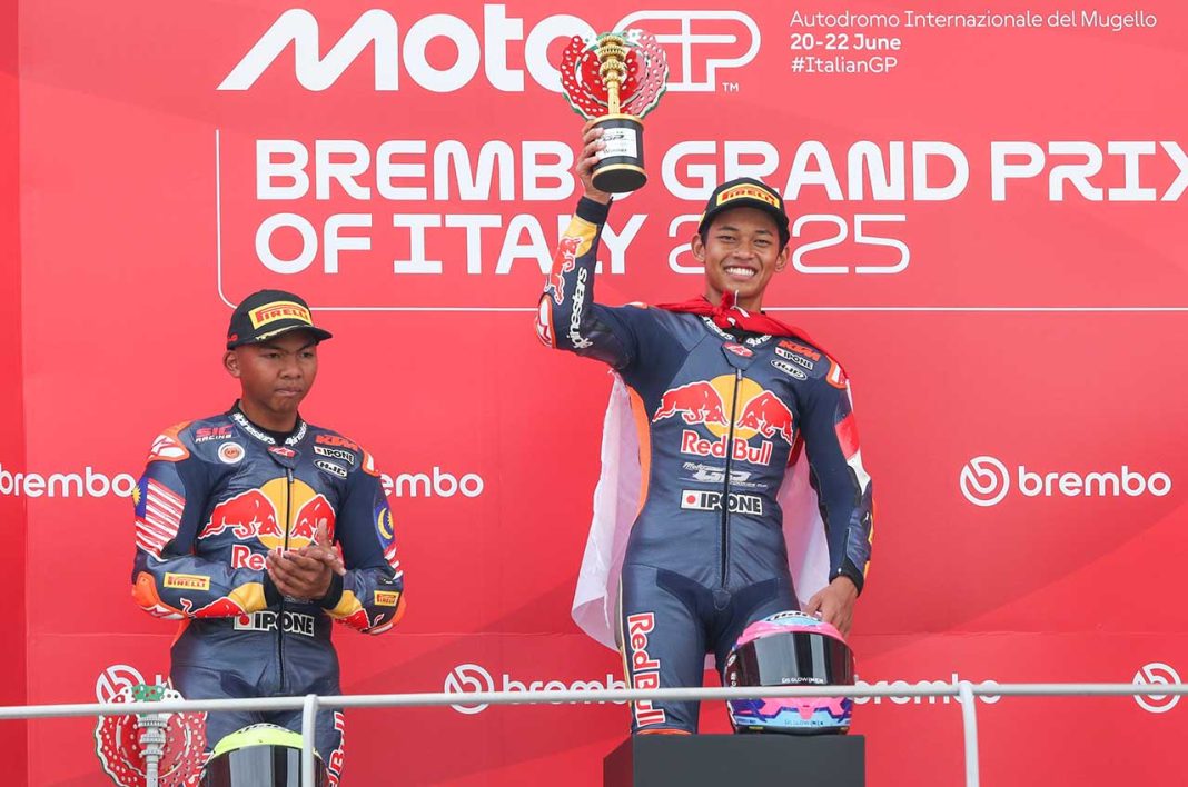 Veda Ega Pratama Di Podium Dengan Piala Veda Ega Pratama Di Atas Podium
