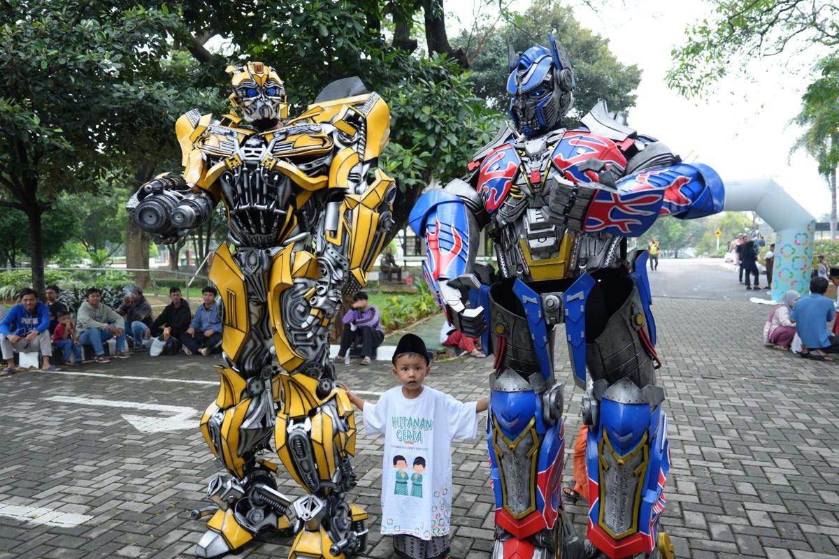 bahagia diapit robot