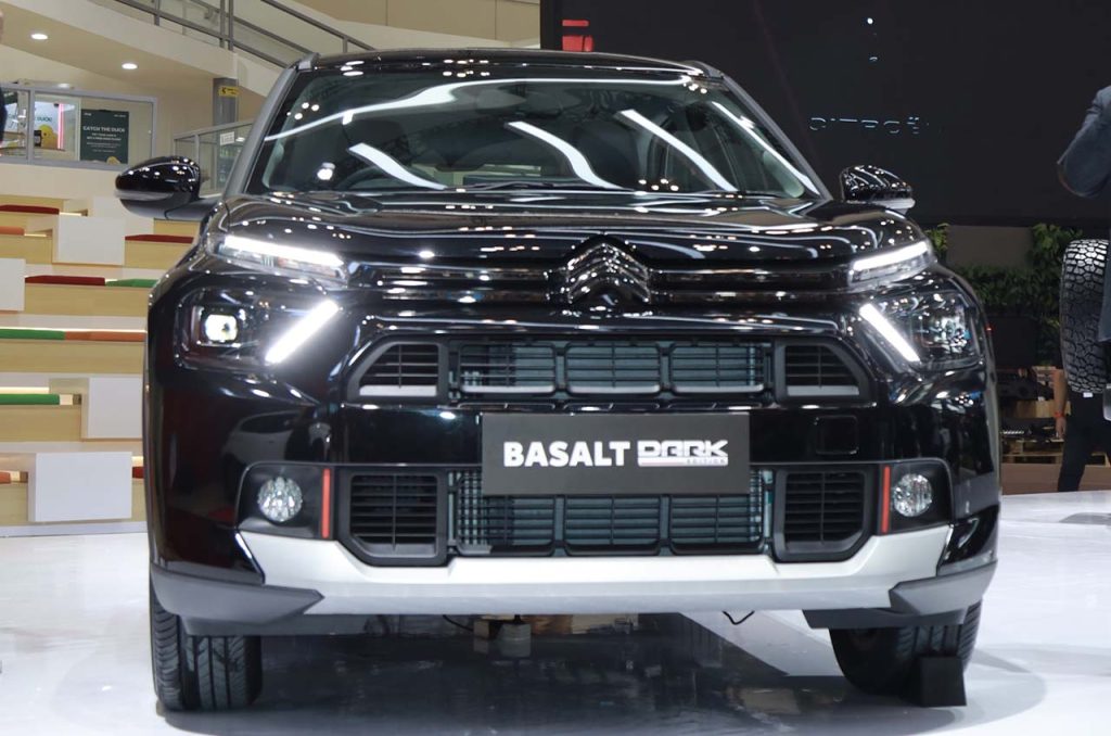 Basalt Dark Edition hadir dengan nuansa sporty dan bold lewat aksen gelap, garis tubuh dinamis, dan siluet coupé yang mempertegas karakter modern dan percaya diri