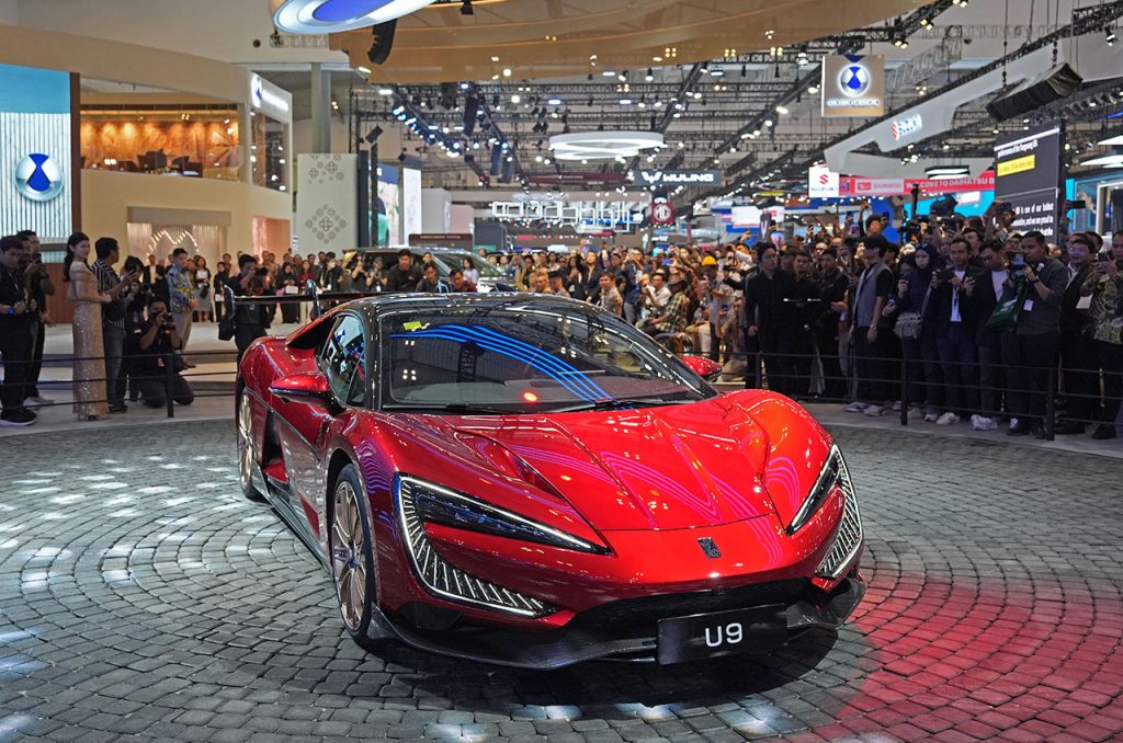 DENZA menghadirkan sedan konsep DENZA Z9 sebagai special display.