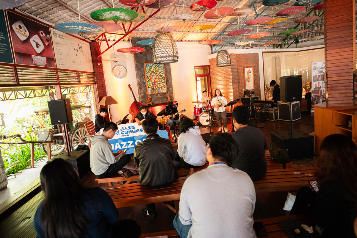 di tengah acara bri jazz gunung series ada jazz campbri