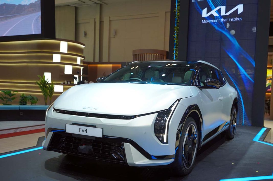 EV4 mengusung desain sedan EV futuristik yang mencerminkan filosofi desain ‘Opposites United’ dari Kia EV4 mengusung desain sedan EV futuristik yang mencerminkan filosofi desain ‘Opposites United’ dari Kia