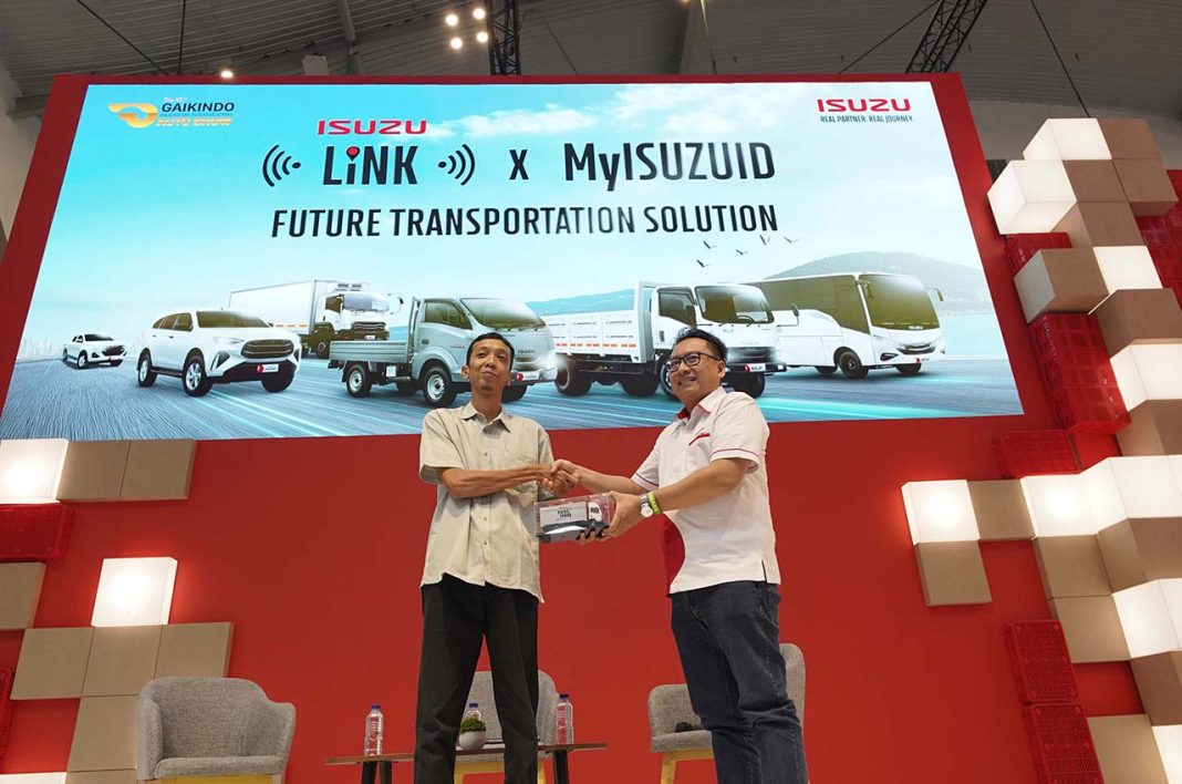 (Ki-Ka) Mirza Al-Adhar - Head of Vehicle Management PT Mobilitas Digital Indonesia (MODA), Sendi Darma - Head of Part & Service Strategy Management PT IAMI pada sesi enyerahan Cinderamata dari PT IAMI kepada PT MODA dalam acara talkshow “Isuzu Link X MyIsuzuID: Future Transportation Solution” (28/07/2025)