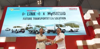 (Ki-Ka) Mirza Al-Adhar - Head of Vehicle Management PT Mobilitas Digital Indonesia (MODA), Sendi Darma - Head of Part & Service Strategy Management PT IAMI pada sesi enyerahan Cinderamata dari PT IAMI kepada PT MODA dalam acara talkshow “Isuzu Link X MyIsuzuID: Future Transportation Solution” (28/07/2025)