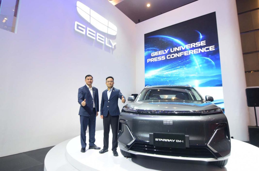 Geely_01 Wu Chuxing, CEO Geely Auto Indonesia (Kiri) dan Evin Ye (Kanan), Vice President of Geely Auto International Corporation, resmi menandai debut Geely di GIIAS 2025 dengan tema “Geely Universe”