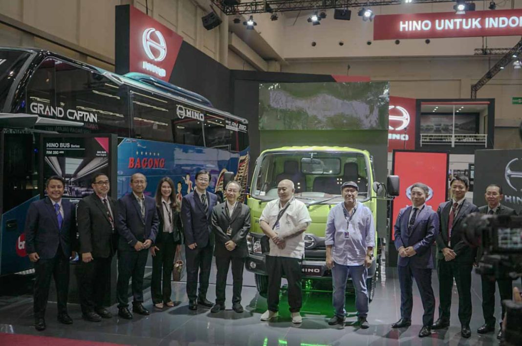 Hino menyerahkan unit perdana Hino300 Series – 136 MDLR kepada PT Jasa Berdikari Logistics Tbk