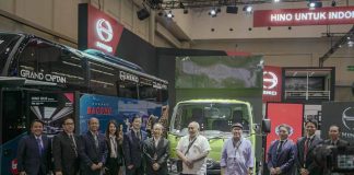 Hino menyerahkan unit perdana Hino300 Series – 136 MDLR kepada PT Jasa Berdikari Logistics Tbk