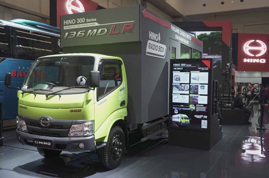 Hino menyerahkan unit perdana Hino300 Series – 136 MDLR kepada PT Jasa Berdikari Logistics Tbk
