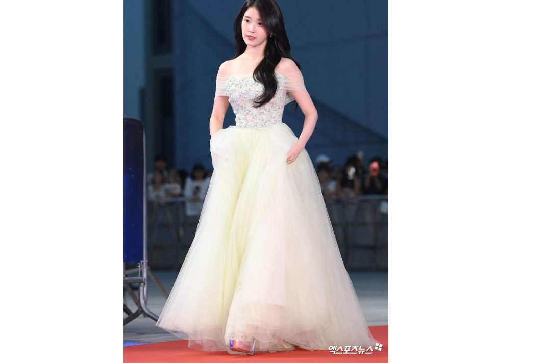 iu menang sebagai artis terbaik via blue dragon series awards