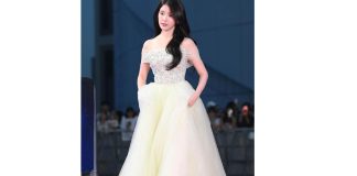 iu menang sebagai artis terbaik via blue dragon series awards
