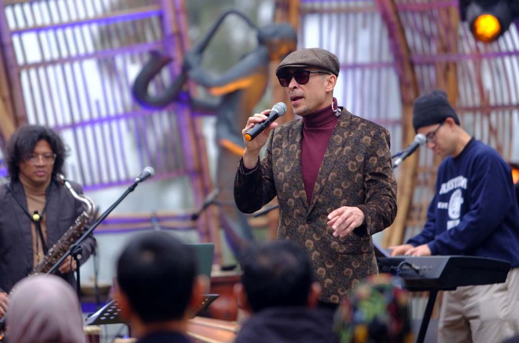 amie Aditya kembali memikat panggung dengan karisma dan warna suara khasnya! 🎤✨ Bersama The Mezzrollers, Jamie tampil memukau di BRI Jazz Gunung Series 1, membawa suasana nostalgia yang membalut sejuknya udara Bromo dengan groove yang tak terlupakan.