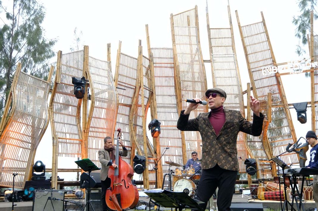 Jamie Aditya_02 amie Aditya kembali memikat panggung dengan karisma dan warna suara khasnya! 🎤✨ Bersama The Mezzrollers, Jamie tampil memukau di BRI Jazz Gunung Series 1, membawa suasana nostalgia yang membalut sejuknya udara Bromo dengan groove yang tak terlupakan.