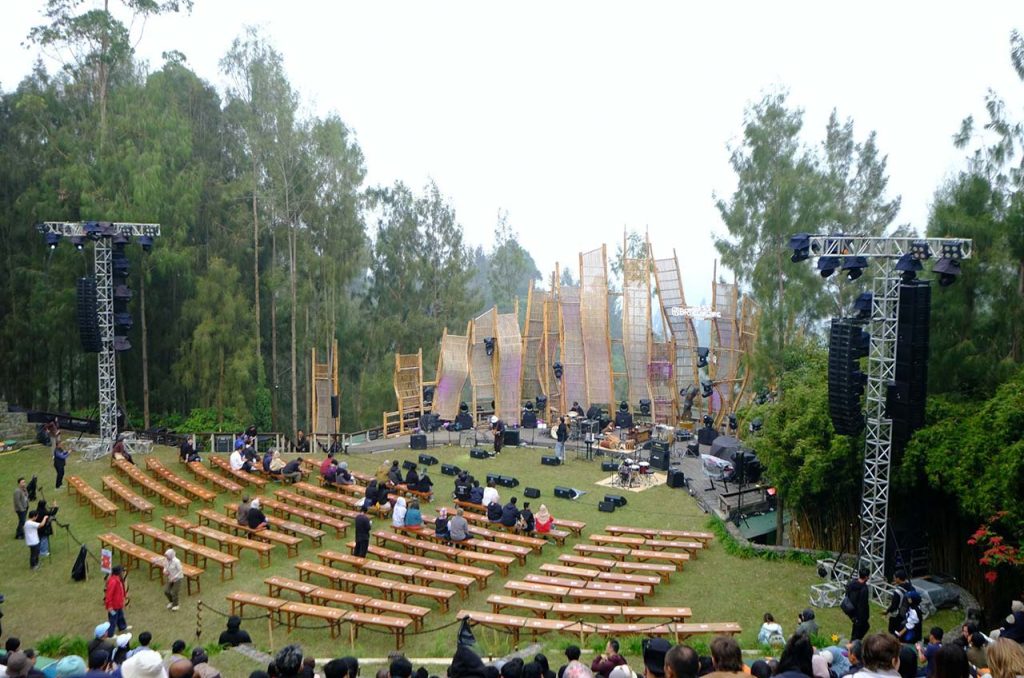 Amphitheater Jiwa Jawa Bromo disulap menjadi panggung magis penuh kehangatan dan harmoni di BRI Jazz Gunung Series 1