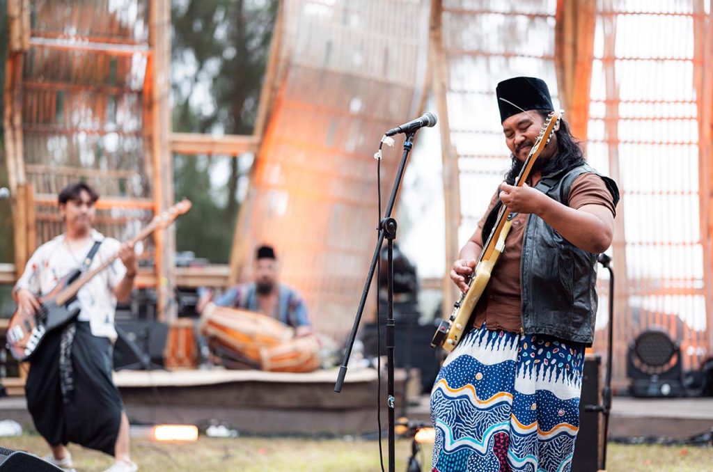 Band Lorjhu’ tampil dalam rangkaian BRI Jazz Gunung Series 2 di Jiwa Jawa Resort Bromo, Probolinggo, Sabtu, 26 Juli 2025