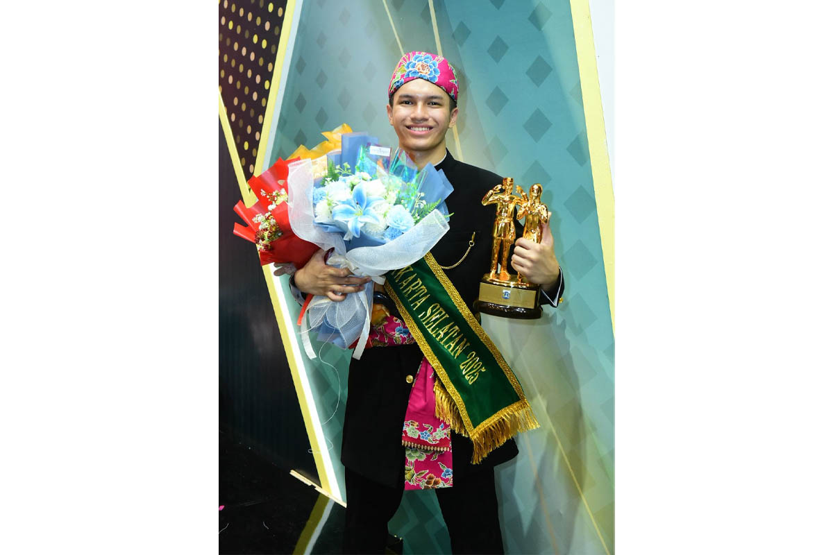 kabir dengan trophy kemenangan