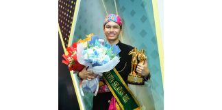 kabir dengan trophy kemenangan