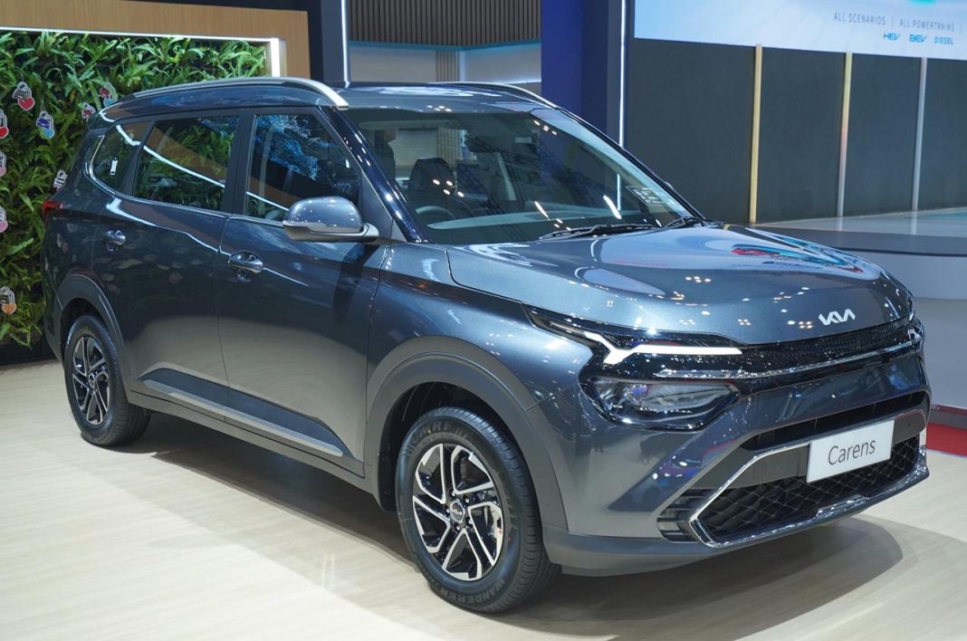 Kia Carens tampil sebagai kendaraan keluarga serbaguna dengan desain elegan dan fitur kenyamanan lengkap