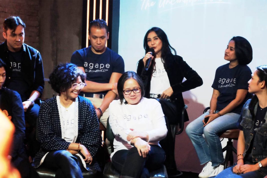maudy koesnaedi di tengah pemain dan crew agape the unconditional love