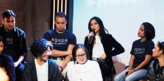 maudy koesnaedi di tengah pemain dan crew agape the unconditional love