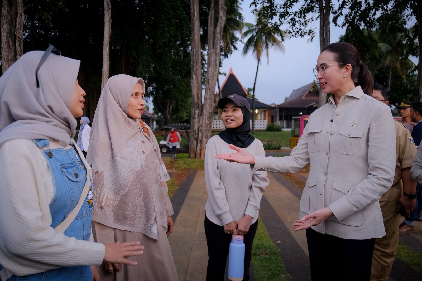 menpar widiyanti berdialog dengan warga amasyarakat