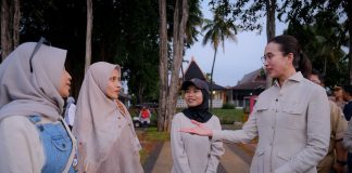 menpar widiyanti berdialog dengan warga amasyarakat