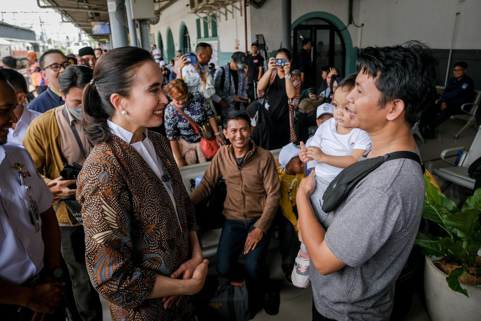 menpar widiyanti bersama masyarakat