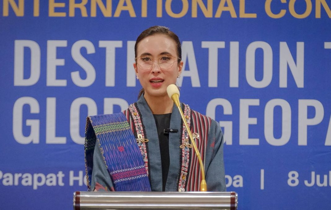 Menteri Pariwisata Widiyanti Putri Wardhana memberi sambutan menteri pariwisata widiyanti putri wardhana memberi sambutan