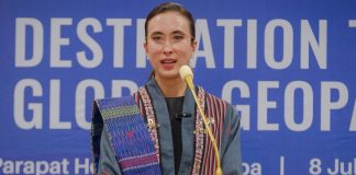menteri pariwisata widiyanti putri wardhana memberi sambutan
