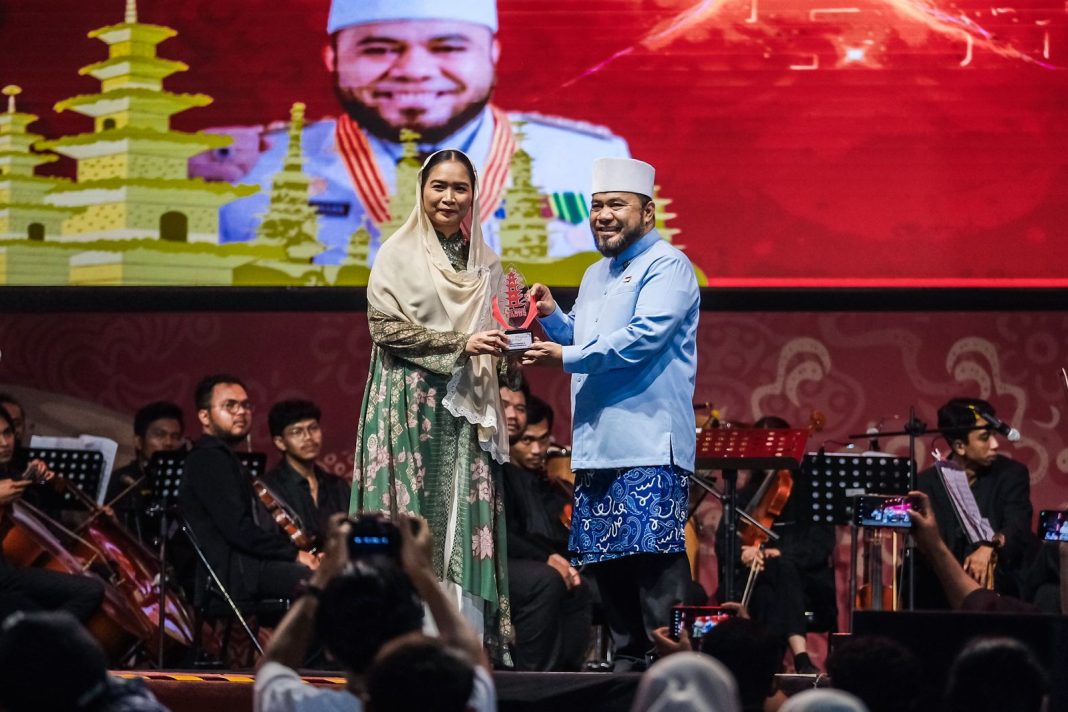 Ni Luh Puspa dan Helmi Hasan ni luh puspa dan helmi hasan