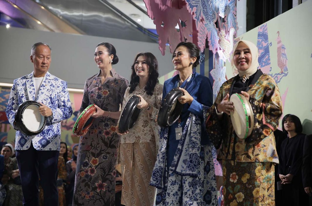 Menteri Perindustrian (Menperin) Agus Gumiwang Kartasasmita (kiri) di acara pembukaan Gelar Batik Nusantara (GBN) 2025 di Pasaraya Blok M, Jakarta Selatan (30/07/25)