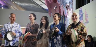 Menteri Perindustrian (Menperin) Agus Gumiwang Kartasasmita (kiri) di acara pembukaan Gelar Batik Nusantara (GBN) 2025 di Pasaraya Blok M, Jakarta Selatan (30/07/25)
