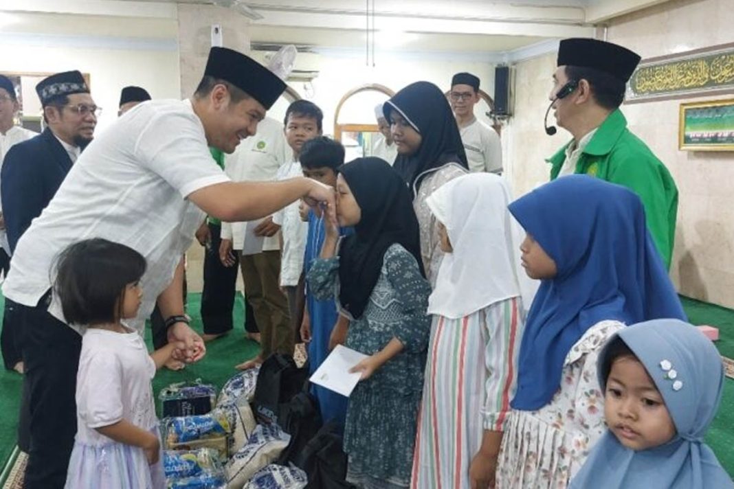 Pengusaha muda pemilik Likewise Coffee, Andri Cahyono Wibowodengan menyantuni anak yatim dan kaum dhuafa. pengusaha muda pemilik likewise coffee, andri cahyono wibowodengan menyantuni anak yatim dan kaum dhuafa.