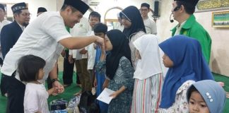 pengusaha muda pemilik likewise coffee, andri cahyono wibowodengan menyantuni anak yatim dan kaum dhuafa.