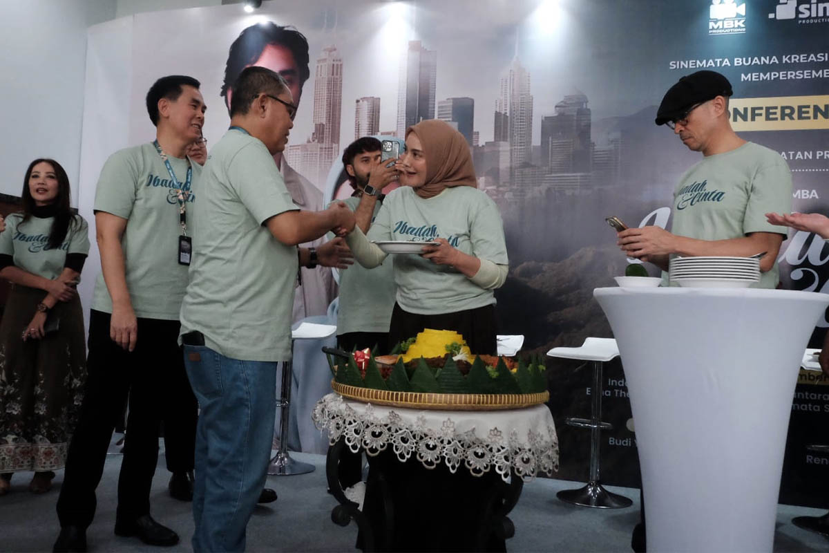 potong tumpeng untuk selamatan produksi flm ibadah dan cinta