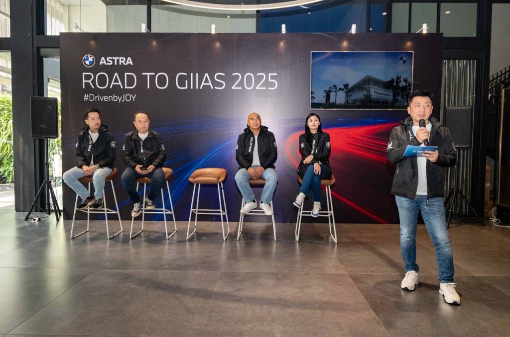 Sanfrantis Tanu saat memberikan penjelasan mengenai layanan shuttle gratis dan berbagai program promo BMW Astra jelang GIIAS 2025, dalam press conference di BMW Astra Cilandak, Jakarta (22/07/25).