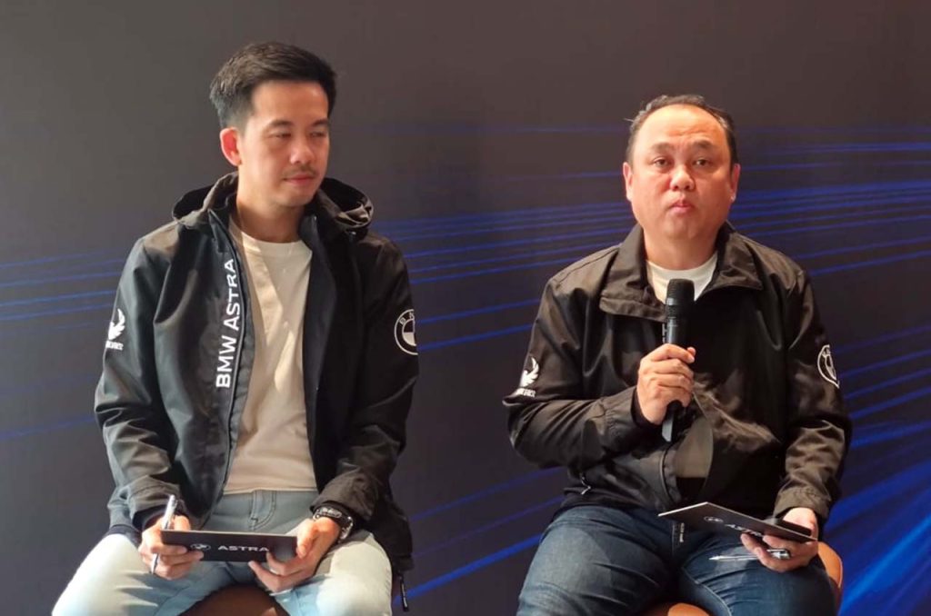 Budi Kurniawan menjelaskan layanan aftersales BMW Astra termasuk fasilitas uji emisi dan charging station yang terbuka untuk semua merek kendaraan listrik.