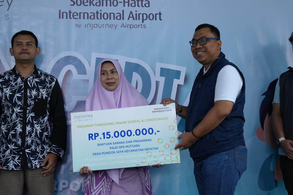 pt angkasa pura indonesia juga menyalurkan bantuan tjsl non pumk secara simbolis