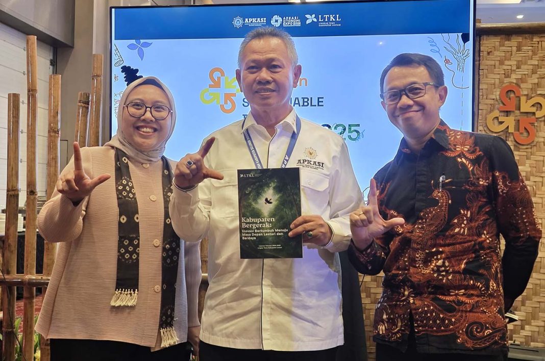 Foto bersama: Ristika Putri Istanti (Kepala Sekretariat LTKL), Mohamad Rizal Intjenae (Bupati Sigi sekaligus Ketua Umum LTKL periode 2025–2029), serta Fitrian Ardiansyah (Dewan Penasihat Bidang Investasi Lestari LTKL) usai sesi talkshow di Apkasi Otonomi Expo (AOE) 2025, Nusantara Hall 3, ICE BSD, Tangerang Selatan.