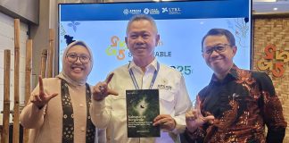 Foto bersama: Ristika Putri Istanti (Kepala Sekretariat LTKL), Mohamad Rizal Intjenae (Bupati Sigi sekaligus Ketua Umum LTKL periode 2025–2029), serta Fitrian Ardiansyah (Dewan Penasihat Bidang Investasi Lestari LTKL) usai sesi talkshow di Apkasi Otonomi Expo (AOE) 2025, Nusantara Hall 3, ICE BSD, Tangerang Selatan.